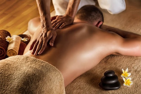 Massage du dos à l'huile chaude, pierres de basalte et fleurs de frangipanier